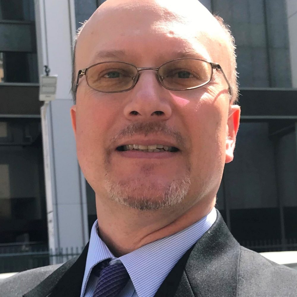 Kraig-photo-in-LA-1-cropped-headshot-1